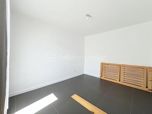 Situé dans une résidence recherchée, au cœur du quartier calme et prisé de la Croix Bonnet, découvrez cet appartement 4 pièces de 72 m², vendu loué, idéal pour un investissement sécurisé.
Au 1er étage, ce bien lumineux et parfaitement agencé se compose d’une belle pièce de vie conviviale, offrant un espace confortable pour le séjour et la salle à manger, avec accès à un agréable balcon de 5 m².
L’espace nuit comprend 3 chambres, permettant d’accueillir une famille ou d’optimiser la rentabilité locative, ainsi qu’une salle de bain et des espaces fonctionnels bien pensés.

💰 Investissement clé en main :

Appartement actuellement loué
Loyer mensuel : 1 100 € charges comprises
Locataire en place

🌿 Les atouts :
✔ Résidence récente et bien entretenue
✔ Quartier calme et recherché
✔ Appartement lumineux
✔ Balcon agréable
✔ Agencement optimisé
À proximité immédiate des commerces, écoles et transports, ce bien représente une opportunité idéale pour un investisseur à la recherche d’un placement rentable et pérenne.

À visiter sans tarder !
SARA RODIGUES 
06 33 82 07 35 / S.RODRIGUES@BSKIMMOBILIER.COM