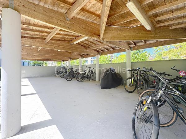 Situé dans une résidence recherchée, au cœur du quartier calme et prisé de la Croix Bonnet, découvrez cet appartement 4 pièces de 72 m², vendu loué, idéal pour un investissement sécurisé.
Au 1er étage, ce bien lumineux et parfaitement agencé se compose d’une belle pièce de vie conviviale, offrant un espace confortable pour le séjour et la salle à manger, avec accès à un agréable balcon de 5 m².
L’espace nuit comprend 3 chambres, permettant d’accueillir une famille ou d’optimiser la rentabilité locative, ainsi qu’une salle de bain et des espaces fonctionnels bien pensés.

💰 Investissement clé en main :

Appartement actuellement loué
Loyer mensuel : 1 100 € charges comprises
Locataire en place

🌿 Les atouts :
✔ Résidence récente et bien entretenue
✔ Quartier calme et recherché
✔ Appartement lumineux
✔ Balcon agréable
✔ Agencement optimisé
À proximité immédiate des commerces, écoles et transports, ce bien représente une opportunité idéale pour un investisseur à la recherche d’un placement rentable et pérenne.

À visiter sans tarder !
SARA RODIGUES 
06 33 82 07 35 / S.RODRIGUES@BSKIMMOBILIER.COM