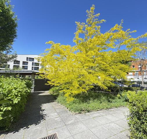 Situé dans une résidence recherchée, au cœur du quartier calme et prisé de la Croix Bonnet, découvrez cet appartement 4 pièces de 72 m², vendu loué, idéal pour un investissement sécurisé.
Au 1er étage, ce bien lumineux et parfaitement agencé se compose d’une belle pièce de vie conviviale, offrant un espace confortable pour le séjour et la salle à manger, avec accès à un agréable balcon de 5 m².
L’espace nuit comprend 3 chambres, permettant d’accueillir une famille ou d’optimiser la rentabilité locative, ainsi qu’une salle de bain et des espaces fonctionnels bien pensés.

💰 Investissement clé en main :

Appartement actuellement loué
Loyer mensuel : 1 100 € charges comprises
Locataire en place

🌿 Les atouts :
✔ Résidence récente et bien entretenue
✔ Quartier calme et recherché
✔ Appartement lumineux
✔ Balcon agréable
✔ Agencement optimisé
À proximité immédiate des commerces, écoles et transports, ce bien représente une opportunité idéale pour un investisseur à la recherche d’un placement rentable et pérenne.

À visiter sans tarder !
SARA RODIGUES 
06 33 82 07 35 / S.RODRIGUES@BSKIMMOBILIER.COM