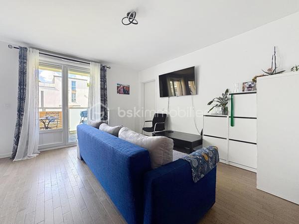 Situé dans une résidence recherchée, au cœur du quartier calme et prisé de la Croix Bonnet, découvrez cet appartement 4 pièces de 72 m², vendu loué, idéal pour un investissement sécurisé.
Au 1er étage, ce bien lumineux et parfaitement agencé se compose d’une belle pièce de vie conviviale, offrant un espace confortable pour le séjour et la salle à manger, avec accès à un agréable balcon de 5 m².
L’espace nuit comprend 3 chambres, permettant d’accueillir une famille ou d’optimiser la rentabilité locative, ainsi qu’une salle de bain et des espaces fonctionnels bien pensés.

💰 Investissement clé en main :

Appartement actuellement loué
Loyer mensuel : 1 100 € charges comprises
Locataire en place

🌿 Les atouts :
✔ Résidence récente et bien entretenue
✔ Quartier calme et recherché
✔ Appartement lumineux
✔ Balcon agréable
✔ Agencement optimisé
À proximité immédiate des commerces, écoles et transports, ce bien représente une opportunité idéale pour un investisseur à la recherche d’un placement rentable et pérenne.

À visiter sans tarder !
SARA RODIGUES 
06 33 82 07 35 / S.RODRIGUES@BSKIMMOBILIER.COM
