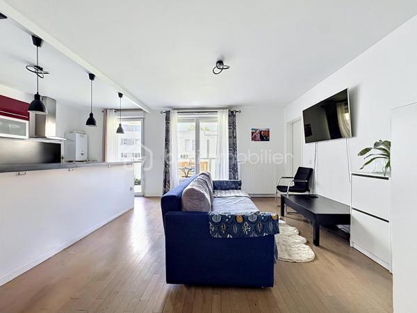 Situé dans une résidence recherchée, au cœur du quartier calme et prisé de la Croix Bonnet, découvrez cet appartement 4 pièces de 72 m², vendu loué, idéal pour un investissement sécurisé.
Au 1er étage, ce bien lumineux et parfaitement agencé se compose d’une belle pièce de vie conviviale, offrant un espace confortable pour le séjour et la salle à manger, avec accès à un agréable balcon de 5 m².
L’espace nuit comprend 3 chambres, permettant d’accueillir une famille ou d’optimiser la rentabilité locative, ainsi qu’une salle de bain et des espaces fonctionnels bien pensés.

💰 Investissement clé en main :

Appartement actuellement loué
Loyer mensuel : 1 100 € charges comprises
Locataire en place

🌿 Les atouts :
✔ Résidence récente et bien entretenue
✔ Quartier calme et recherché
✔ Appartement lumineux
✔ Balcon agréable
✔ Agencement optimisé
À proximité immédiate des commerces, écoles et transports, ce bien représente une opportunité idéale pour un investisseur à la recherche d’un placement rentable et pérenne.

À visiter sans tarder !
SARA RODIGUES 
06 33 82 07 35 / S.RODRIGUES@BSKIMMOBILIER.COM