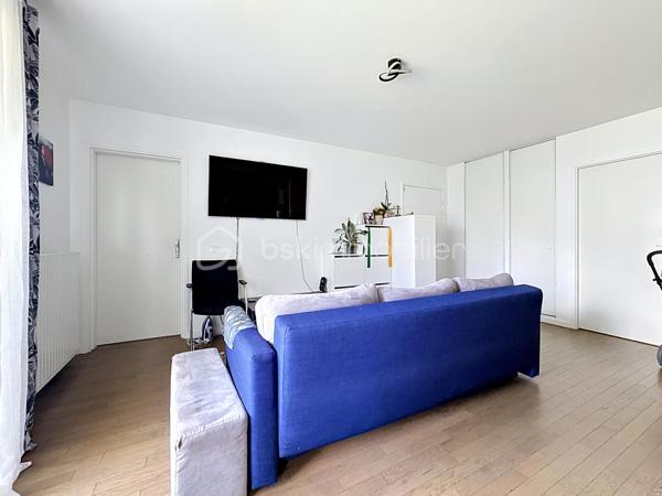 Situé dans une résidence recherchée, au cœur du quartier calme et prisé de la Croix Bonnet, découvrez cet appartement 4 pièces de 72 m², vendu loué, idéal pour un investissement sécurisé.
Au 1er étage, ce bien lumineux et parfaitement agencé se compose d’une belle pièce de vie conviviale, offrant un espace confortable pour le séjour et la salle à manger, avec accès à un agréable balcon de 5 m².
L’espace nuit comprend 3 chambres, permettant d’accueillir une famille ou d’optimiser la rentabilité locative, ainsi qu’une salle de bain et des espaces fonctionnels bien pensés.

💰 Investissement clé en main :

Appartement actuellement loué
Loyer mensuel : 1 100 € charges comprises
Locataire en place

🌿 Les atouts :
✔ Résidence récente et bien entretenue
✔ Quartier calme et recherché
✔ Appartement lumineux
✔ Balcon agréable
✔ Agencement optimisé
À proximité immédiate des commerces, écoles et transports, ce bien représente une opportunité idéale pour un investisseur à la recherche d’un placement rentable et pérenne.

À visiter sans tarder !
SARA RODIGUES 
06 33 82 07 35 / S.RODRIGUES@BSKIMMOBILIER.COM