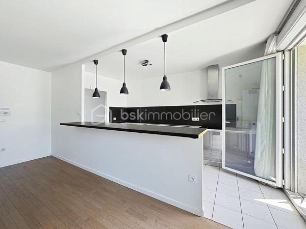 Situé dans une résidence recherchée, au cœur du quartier calme et prisé de la Croix Bonnet, découvrez cet appartement 4 pièces de 72 m², vendu loué, idéal pour un investissement sécurisé.
Au 1er étage, ce bien lumineux et parfaitement agencé se compose d’une belle pièce de vie conviviale, offrant un espace confortable pour le séjour et la salle à manger, avec accès à un agréable balcon de 5 m².
L’espace nuit comprend 3 chambres, permettant d’accueillir une famille ou d’optimiser la rentabilité locative, ainsi qu’une salle de bain et des espaces fonctionnels bien pensés.

💰 Investissement clé en main :

Appartement actuellement loué
Loyer mensuel : 1 100 € charges comprises
Locataire en place

🌿 Les atouts :
✔ Résidence récente et bien entretenue
✔ Quartier calme et recherché
✔ Appartement lumineux
✔ Balcon agréable
✔ Agencement optimisé
À proximité immédiate des commerces, écoles et transports, ce bien représente une opportunité idéale pour un investisseur à la recherche d’un placement rentable et pérenne.

À visiter sans tarder !
SARA RODIGUES 
06 33 82 07 35 / S.RODRIGUES@BSKIMMOBILIER.COM