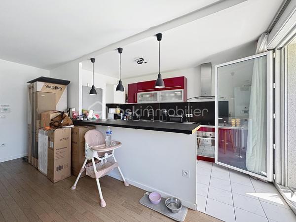 Situé dans une résidence recherchée, au cœur du quartier calme et prisé de la Croix Bonnet, découvrez cet appartement 4 pièces de 72 m², vendu loué, idéal pour un investissement sécurisé.
Au 1er étage, ce bien lumineux et parfaitement agencé se compose d’une belle pièce de vie conviviale, offrant un espace confortable pour le séjour et la salle à manger, avec accès à un agréable balcon de 5 m².
L’espace nuit comprend 3 chambres, permettant d’accueillir une famille ou d’optimiser la rentabilité locative, ainsi qu’une salle de bain et des espaces fonctionnels bien pensés.

💰 Investissement clé en main :

Appartement actuellement loué
Loyer mensuel : 1 100 € charges comprises
Locataire en place

🌿 Les atouts :
✔ Résidence récente et bien entretenue
✔ Quartier calme et recherché
✔ Appartement lumineux
✔ Balcon agréable
✔ Agencement optimisé
À proximité immédiate des commerces, écoles et transports, ce bien représente une opportunité idéale pour un investisseur à la recherche d’un placement rentable et pérenne.

À visiter sans tarder !
SARA RODIGUES 
06 33 82 07 35 / S.RODRIGUES@BSKIMMOBILIER.COM