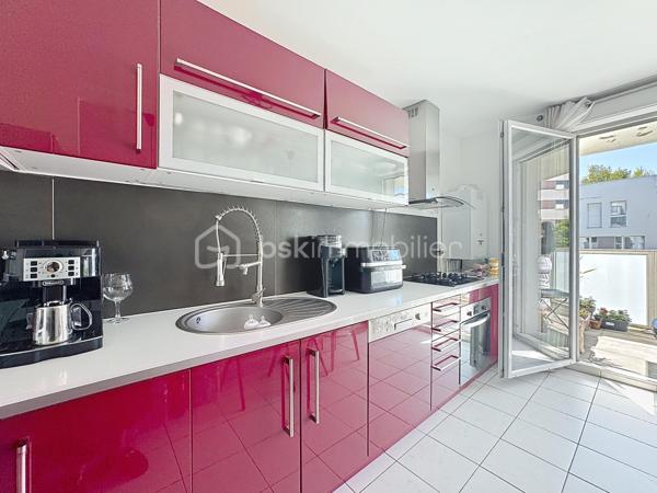 Situé dans une résidence recherchée, au cœur du quartier calme et prisé de la Croix Bonnet, découvrez cet appartement 4 pièces de 72 m², vendu loué, idéal pour un investissement sécurisé.
Au 1er étage, ce bien lumineux et parfaitement agencé se compose d’une belle pièce de vie conviviale, offrant un espace confortable pour le séjour et la salle à manger, avec accès à un agréable balcon de 5 m².
L’espace nuit comprend 3 chambres, permettant d’accueillir une famille ou d’optimiser la rentabilité locative, ainsi qu’une salle de bain et des espaces fonctionnels bien pensés.

💰 Investissement clé en main :

Appartement actuellement loué
Loyer mensuel : 1 100 € charges comprises
Locataire en place

🌿 Les atouts :
✔ Résidence récente et bien entretenue
✔ Quartier calme et recherché
✔ Appartement lumineux
✔ Balcon agréable
✔ Agencement optimisé
À proximité immédiate des commerces, écoles et transports, ce bien représente une opportunité idéale pour un investisseur à la recherche d’un placement rentable et pérenne.

À visiter sans tarder !
SARA RODIGUES 
06 33 82 07 35 / S.RODRIGUES@BSKIMMOBILIER.COM