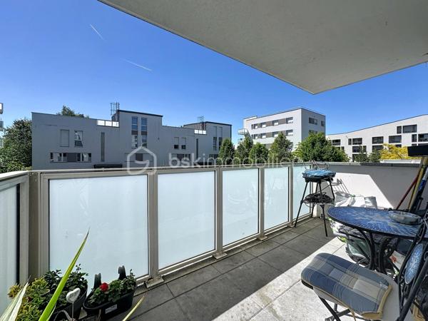 Situé dans une résidence recherchée, au cœur du quartier calme et prisé de la Croix Bonnet, découvrez cet appartement 4 pièces de 72 m², vendu loué, idéal pour un investissement sécurisé.
Au 1er étage, ce bien lumineux et parfaitement agencé se compose d’une belle pièce de vie conviviale, offrant un espace confortable pour le séjour et la salle à manger, avec accès à un agréable balcon de 5 m².
L’espace nuit comprend 3 chambres, permettant d’accueillir une famille ou d’optimiser la rentabilité locative, ainsi qu’une salle de bain et des espaces fonctionnels bien pensés.

💰 Investissement clé en main :

Appartement actuellement loué
Loyer mensuel : 1 100 € charges comprises
Locataire en place

🌿 Les atouts :
✔ Résidence récente et bien entretenue
✔ Quartier calme et recherché
✔ Appartement lumineux
✔ Balcon agréable
✔ Agencement optimisé
À proximité immédiate des commerces, écoles et transports, ce bien représente une opportunité idéale pour un investisseur à la recherche d’un placement rentable et pérenne.

À visiter sans tarder !
SARA RODIGUES 
06 33 82 07 35 / S.RODRIGUES@BSKIMMOBILIER.COM