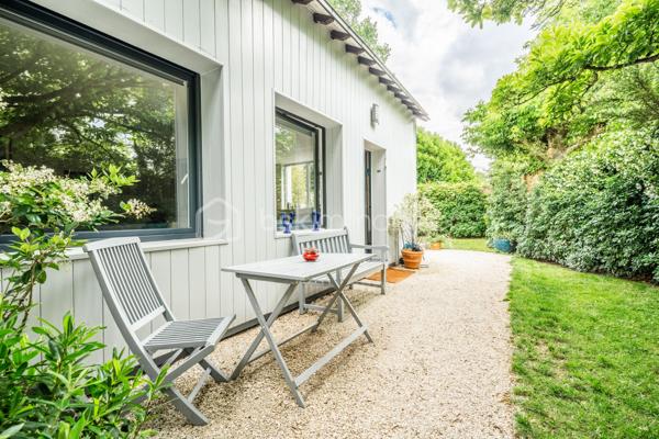 Rare à la vente, cette élégante maison de 5 pièces à l'ambiance balnéaire, vous séduira par son environnement privilégié, au coeur d'un quartier résidentiel arboré.
Entièrement rénovée avec des prestations de qualité et bénéficiant d'un excellent diagnostic énergétique, elle offre un cadre de vie paisible, en parfaite harmonie avec la nature.
Dès l'entrée, vous découvrirez une belle pièce de vie lumineuse avec une cuisine contemporaine aménagée et équipée, ouverte sur le salon, idéale pour recevoir et partager des moments conviviaux.
A l'extérieur, un charmant jardin cosy aux accents bucoliques, invite à la détente en toute intimité.
L'étage accueille l'espace nuit, composé de deux chambres, (possibilité d'une troisième chambre) avec de nombreux rangements sur mesure, une salle de bain et une salle d'eau.
Cette maison offre également un potentiel idéal pour créer un espace indépendant dédié à une activité libérale, artistique, ou au télétravail. A quelques pas des commodités, vous profiterez d'un environnement, calme et verdoyant, recherché pour sa qualité de vie.
Cette pépite vous séduira par sa qualité de vie, dans ce cadre privilégié !