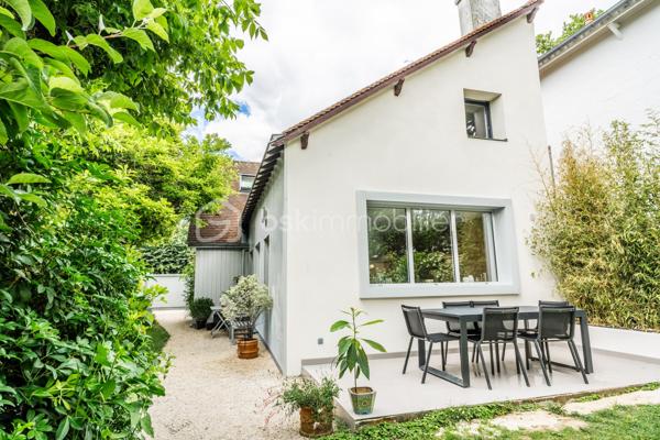 Rare à la vente, cette élégante maison de 5 pièces à l'ambiance balnéaire, vous séduira par son environnement privilégié, au coeur d'un quartier résidentiel arboré.
Entièrement rénovée avec des prestations de qualité et bénéficiant d'un excellent diagnostic énergétique, elle offre un cadre de vie paisible, en parfaite harmonie avec la nature.
Dès l'entrée, vous découvrirez une belle pièce de vie lumineuse avec une cuisine contemporaine aménagée et équipée, ouverte sur le salon, idéale pour recevoir et partager des moments conviviaux.
A l'extérieur, un charmant jardin cosy aux accents bucoliques, invite à la détente en toute intimité.
L'étage accueille l'espace nuit, composé de deux chambres, (possibilité d'une troisième chambre) avec de nombreux rangements sur mesure, une salle de bain et une salle d'eau.
Cette maison offre également un potentiel idéal pour créer un espace indépendant dédié à une activité libérale, artistique, ou au télétravail. A quelques pas des commodités, vous profiterez d'un environnement, calme et verdoyant, recherché pour sa qualité de vie.
Cette pépite vous séduira par sa qualité de vie, dans ce cadre privilégié !