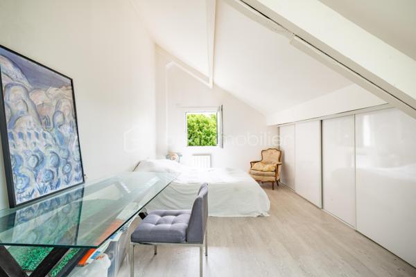 Rare à la vente, cette élégante maison de 5 pièces à l'ambiance balnéaire, vous séduira par son environnement privilégié, au coeur d'un quartier résidentiel arboré.
Entièrement rénovée avec des prestations de qualité et bénéficiant d'un excellent diagnostic énergétique, elle offre un cadre de vie paisible, en parfaite harmonie avec la nature.
Dès l'entrée, vous découvrirez une belle pièce de vie lumineuse avec une cuisine contemporaine aménagée et équipée, ouverte sur le salon, idéale pour recevoir et partager des moments conviviaux.
A l'extérieur, un charmant jardin cosy aux accents bucoliques, invite à la détente en toute intimité.
L'étage accueille l'espace nuit, composé de deux chambres, (possibilité d'une troisième chambre) avec de nombreux rangements sur mesure, une salle de bain et une salle d'eau.
Cette maison offre également un potentiel idéal pour créer un espace indépendant dédié à une activité libérale, artistique, ou au télétravail. A quelques pas des commodités, vous profiterez d'un environnement, calme et verdoyant, recherché pour sa qualité de vie.
Cette pépite vous séduira par sa qualité de vie, dans ce cadre privilégié !