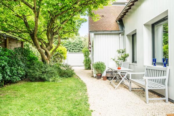 Rare à la vente, cette élégante maison de 5 pièces à l'ambiance balnéaire, vous séduira par son environnement privilégié, au coeur d'un quartier résidentiel arboré.
Entièrement rénovée avec des prestations de qualité et bénéficiant d'un excellent diagnostic énergétique, elle offre un cadre de vie paisible, en parfaite harmonie avec la nature.
Dès l'entrée, vous découvrirez une belle pièce de vie lumineuse avec une cuisine contemporaine aménagée et équipée, ouverte sur le salon, idéale pour recevoir et partager des moments conviviaux.
A l'extérieur, un charmant jardin cosy aux accents bucoliques, invite à la détente en toute intimité.
L'étage accueille l'espace nuit, composé de deux chambres, (possibilité d'une troisième chambre) avec de nombreux rangements sur mesure, une salle de bain et une salle d'eau.
Cette maison offre également un potentiel idéal pour créer un espace indépendant dédié à une activité libérale, artistique, ou au télétravail. A quelques pas des commodités, vous profiterez d'un environnement, calme et verdoyant, recherché pour sa qualité de vie.
Cette pépite vous séduira par sa qualité de vie, dans ce cadre privilégié !