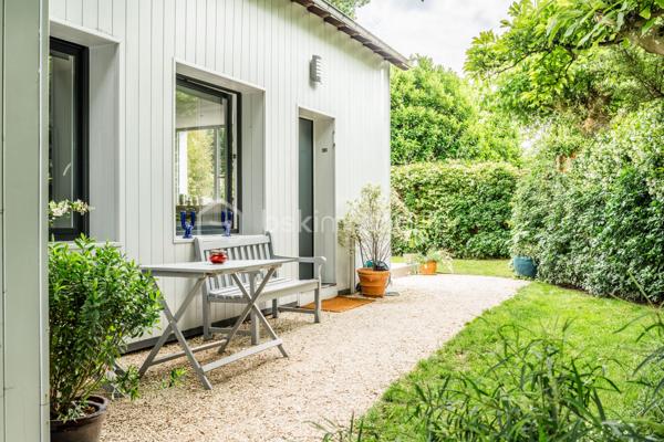 Rare à la vente, cette élégante maison de 5 pièces à l'ambiance balnéaire, vous séduira par son environnement privilégié, au coeur d'un quartier résidentiel arboré.
Entièrement rénovée avec des prestations de qualité et bénéficiant d'un excellent diagnostic énergétique, elle offre un cadre de vie paisible, en parfaite harmonie avec la nature.
Dès l'entrée, vous découvrirez une belle pièce de vie lumineuse avec une cuisine contemporaine aménagée et équipée, ouverte sur le salon, idéale pour recevoir et partager des moments conviviaux.
A l'extérieur, un charmant jardin cosy aux accents bucoliques, invite à la détente en toute intimité.
L'étage accueille l'espace nuit, composé de deux chambres, (possibilité d'une troisième chambre) avec de nombreux rangements sur mesure, une salle de bain et une salle d'eau.
Cette maison offre également un potentiel idéal pour créer un espace indépendant dédié à une activité libérale, artistique, ou au télétravail. A quelques pas des commodités, vous profiterez d'un environnement, calme et verdoyant, recherché pour sa qualité de vie.
Cette pépite vous séduira par sa qualité de vie, dans ce cadre privilégié !