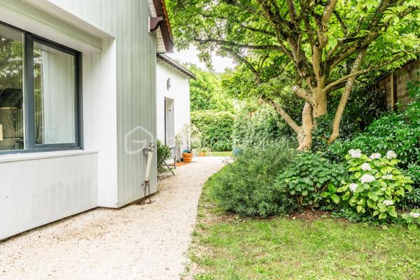 Rare à la vente, cette élégante maison de 5 pièces à l'ambiance balnéaire, vous séduira par son environnement privilégié, au coeur d'un quartier résidentiel arboré.
Entièrement rénovée avec des prestations de qualité et bénéficiant d'un excellent diagnostic énergétique, elle offre un cadre de vie paisible, en parfaite harmonie avec la nature.
Dès l'entrée, vous découvrirez une belle pièce de vie lumineuse avec une cuisine contemporaine aménagée et équipée, ouverte sur le salon, idéale pour recevoir et partager des moments conviviaux.
A l'extérieur, un charmant jardin cosy aux accents bucoliques, invite à la détente en toute intimité.
L'étage accueille l'espace nuit, composé de deux chambres, (possibilité d'une troisième chambre) avec de nombreux rangements sur mesure, une salle de bain et une salle d'eau.
Cette maison offre également un potentiel idéal pour créer un espace indépendant dédié à une activité libérale, artistique, ou au télétravail. A quelques pas des commodités, vous profiterez d'un environnement, calme et verdoyant, recherché pour sa qualité de vie.
Cette pépite vous séduira par sa qualité de vie, dans ce cadre privilégié !