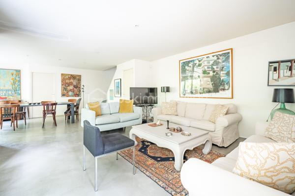 Rare à la vente, cette élégante maison de 5 pièces à l'ambiance balnéaire, vous séduira par son environnement privilégié, au coeur d'un quartier résidentiel arboré.
Entièrement rénovée avec des prestations de qualité et bénéficiant d'un excellent diagnostic énergétique, elle offre un cadre de vie paisible, en parfaite harmonie avec la nature.
Dès l'entrée, vous découvrirez une belle pièce de vie lumineuse avec une cuisine contemporaine aménagée et équipée, ouverte sur le salon, idéale pour recevoir et partager des moments conviviaux.
A l'extérieur, un charmant jardin cosy aux accents bucoliques, invite à la détente en toute intimité.
L'étage accueille l'espace nuit, composé de deux chambres, (possibilité d'une troisième chambre) avec de nombreux rangements sur mesure, une salle de bain et une salle d'eau.
Cette maison offre également un potentiel idéal pour créer un espace indépendant dédié à une activité libérale, artistique, ou au télétravail. A quelques pas des commodités, vous profiterez d'un environnement, calme et verdoyant, recherché pour sa qualité de vie.
Cette pépite vous séduira par sa qualité de vie, dans ce cadre privilégié !