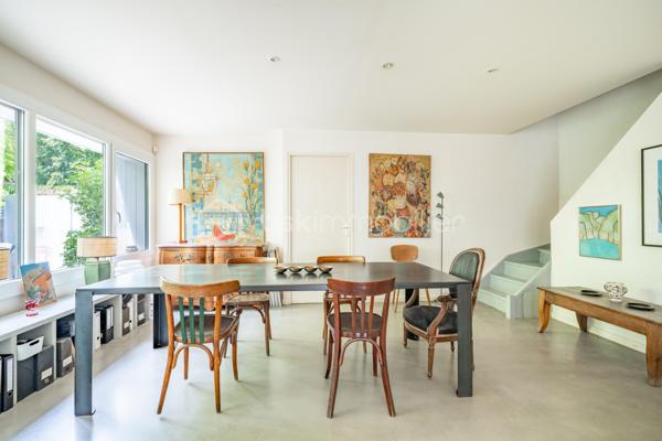 Rare à la vente, cette élégante maison de 5 pièces à l'ambiance balnéaire, vous séduira par son environnement privilégié, au coeur d'un quartier résidentiel arboré.
Entièrement rénovée avec des prestations de qualité et bénéficiant d'un excellent diagnostic énergétique, elle offre un cadre de vie paisible, en parfaite harmonie avec la nature.
Dès l'entrée, vous découvrirez une belle pièce de vie lumineuse avec une cuisine contemporaine aménagée et équipée, ouverte sur le salon, idéale pour recevoir et partager des moments conviviaux.
A l'extérieur, un charmant jardin cosy aux accents bucoliques, invite à la détente en toute intimité.
L'étage accueille l'espace nuit, composé de deux chambres, (possibilité d'une troisième chambre) avec de nombreux rangements sur mesure, une salle de bain et une salle d'eau.
Cette maison offre également un potentiel idéal pour créer un espace indépendant dédié à une activité libérale, artistique, ou au télétravail. A quelques pas des commodités, vous profiterez d'un environnement, calme et verdoyant, recherché pour sa qualité de vie.
Cette pépite vous séduira par sa qualité de vie, dans ce cadre privilégié !