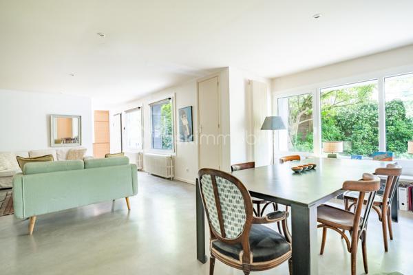 Rare à la vente, cette élégante maison de 5 pièces à l'ambiance balnéaire, vous séduira par son environnement privilégié, au coeur d'un quartier résidentiel arboré.
Entièrement rénovée avec des prestations de qualité et bénéficiant d'un excellent diagnostic énergétique, elle offre un cadre de vie paisible, en parfaite harmonie avec la nature.
Dès l'entrée, vous découvrirez une belle pièce de vie lumineuse avec une cuisine contemporaine aménagée et équipée, ouverte sur le salon, idéale pour recevoir et partager des moments conviviaux.
A l'extérieur, un charmant jardin cosy aux accents bucoliques, invite à la détente en toute intimité.
L'étage accueille l'espace nuit, composé de deux chambres, (possibilité d'une troisième chambre) avec de nombreux rangements sur mesure, une salle de bain et une salle d'eau.
Cette maison offre également un potentiel idéal pour créer un espace indépendant dédié à une activité libérale, artistique, ou au télétravail. A quelques pas des commodités, vous profiterez d'un environnement, calme et verdoyant, recherché pour sa qualité de vie.
Cette pépite vous séduira par sa qualité de vie, dans ce cadre privilégié !