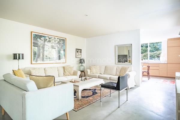 Rare à la vente, cette élégante maison de 5 pièces à l'ambiance balnéaire, vous séduira par son environnement privilégié, au coeur d'un quartier résidentiel arboré.
Entièrement rénovée avec des prestations de qualité et bénéficiant d'un excellent diagnostic énergétique, elle offre un cadre de vie paisible, en parfaite harmonie avec la nature.
Dès l'entrée, vous découvrirez une belle pièce de vie lumineuse avec une cuisine contemporaine aménagée et équipée, ouverte sur le salon, idéale pour recevoir et partager des moments conviviaux.
A l'extérieur, un charmant jardin cosy aux accents bucoliques, invite à la détente en toute intimité.
L'étage accueille l'espace nuit, composé de deux chambres, (possibilité d'une troisième chambre) avec de nombreux rangements sur mesure, une salle de bain et une salle d'eau.
Cette maison offre également un potentiel idéal pour créer un espace indépendant dédié à une activité libérale, artistique, ou au télétravail. A quelques pas des commodités, vous profiterez d'un environnement, calme et verdoyant, recherché pour sa qualité de vie.
Cette pépite vous séduira par sa qualité de vie, dans ce cadre privilégié !