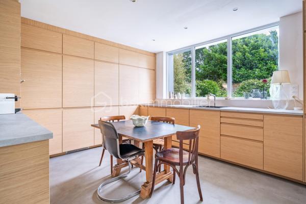 Rare à la vente, cette élégante maison de 5 pièces à l'ambiance balnéaire, vous séduira par son environnement privilégié, au coeur d'un quartier résidentiel arboré.
Entièrement rénovée avec des prestations de qualité et bénéficiant d'un excellent diagnostic énergétique, elle offre un cadre de vie paisible, en parfaite harmonie avec la nature.
Dès l'entrée, vous découvrirez une belle pièce de vie lumineuse avec une cuisine contemporaine aménagée et équipée, ouverte sur le salon, idéale pour recevoir et partager des moments conviviaux.
A l'extérieur, un charmant jardin cosy aux accents bucoliques, invite à la détente en toute intimité.
L'étage accueille l'espace nuit, composé de deux chambres, (possibilité d'une troisième chambre) avec de nombreux rangements sur mesure, une salle de bain et une salle d'eau.
Cette maison offre également un potentiel idéal pour créer un espace indépendant dédié à une activité libérale, artistique, ou au télétravail. A quelques pas des commodités, vous profiterez d'un environnement, calme et verdoyant, recherché pour sa qualité de vie.
Cette pépite vous séduira par sa qualité de vie, dans ce cadre privilégié !