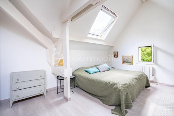 Rare à la vente, cette élégante maison de 5 pièces à l'ambiance balnéaire, vous séduira par son environnement privilégié, au coeur d'un quartier résidentiel arboré.
Entièrement rénovée avec des prestations de qualité et bénéficiant d'un excellent diagnostic énergétique, elle offre un cadre de vie paisible, en parfaite harmonie avec la nature.
Dès l'entrée, vous découvrirez une belle pièce de vie lumineuse avec une cuisine contemporaine aménagée et équipée, ouverte sur le salon, idéale pour recevoir et partager des moments conviviaux.
A l'extérieur, un charmant jardin cosy aux accents bucoliques, invite à la détente en toute intimité.
L'étage accueille l'espace nuit, composé de deux chambres, (possibilité d'une troisième chambre) avec de nombreux rangements sur mesure, une salle de bain et une salle d'eau.
Cette maison offre également un potentiel idéal pour créer un espace indépendant dédié à une activité libérale, artistique, ou au télétravail. A quelques pas des commodités, vous profiterez d'un environnement, calme et verdoyant, recherché pour sa qualité de vie.
Cette pépite vous séduira par sa qualité de vie, dans ce cadre privilégié !
