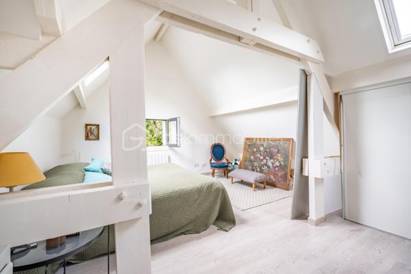 Rare à la vente, cette élégante maison de 5 pièces à l'ambiance balnéaire, vous séduira par son environnement privilégié, au coeur d'un quartier résidentiel arboré.
Entièrement rénovée avec des prestations de qualité et bénéficiant d'un excellent diagnostic énergétique, elle offre un cadre de vie paisible, en parfaite harmonie avec la nature.
Dès l'entrée, vous découvrirez une belle pièce de vie lumineuse avec une cuisine contemporaine aménagée et équipée, ouverte sur le salon, idéale pour recevoir et partager des moments conviviaux.
A l'extérieur, un charmant jardin cosy aux accents bucoliques, invite à la détente en toute intimité.
L'étage accueille l'espace nuit, composé de deux chambres, (possibilité d'une troisième chambre) avec de nombreux rangements sur mesure, une salle de bain et une salle d'eau.
Cette maison offre également un potentiel idéal pour créer un espace indépendant dédié à une activité libérale, artistique, ou au télétravail. A quelques pas des commodités, vous profiterez d'un environnement, calme et verdoyant, recherché pour sa qualité de vie.
Cette pépite vous séduira par sa qualité de vie, dans ce cadre privilégié !