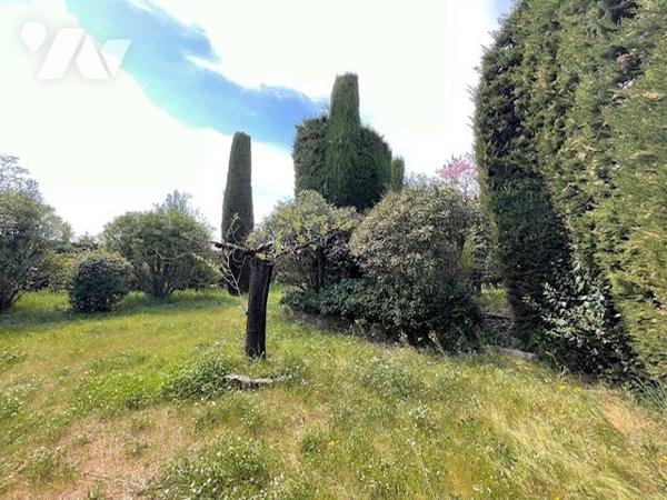 Un terrain à bâtir comprenant une villa avec appentis.