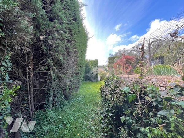 Un terrain à bâtir comprenant une villa avec appentis.