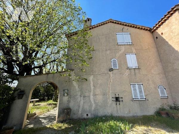 Un terrain à bâtir comprenant une villa avec appentis.