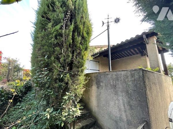 Un terrain à bâtir comprenant une villa avec appentis.