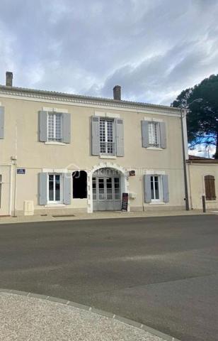 Opportunité idéale pour un investisseur : local commercial en rez-de-chaussée, déjà loué dans le cadre d’un bail commercial 3/6/9 signé en juin 2025.
Le locataire en place assure un loyer de 640 € / mois, offrant une rentabilité brute de 9,61 %.

La copropriété ne prévoyant aucune restriction d’usage, le local permet l’exercice de toute activité commerciale, artisanale ou libérale, garantissant une grande pérennité locative.

Un bien sécurisé, rentable et sans vacance locative : parfait pour un placement patrimonial performant.