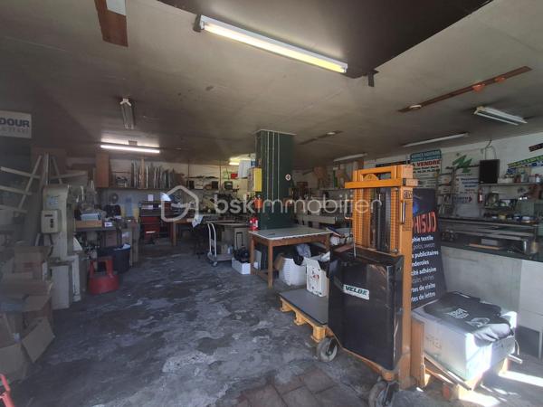 Opportunité idéale pour un investisseur : local commercial en rez-de-chaussée, déjà loué dans le cadre d’un bail commercial 3/6/9 signé en juin 2025.
Le locataire en place assure un loyer de 640 € / mois, offrant une rentabilité brute de 9,61 %.

La copropriété ne prévoyant aucune restriction d’usage, le local permet l’exercice de toute activité commerciale, artisanale ou libérale, garantissant une grande pérennité locative.

Un bien sécurisé, rentable et sans vacance locative : parfait pour un placement patrimonial performant.