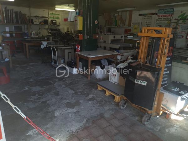 Opportunité idéale pour un investisseur : local commercial en rez-de-chaussée, déjà loué dans le cadre d’un bail commercial 3/6/9 signé en juin 2025.
Le locataire en place assure un loyer de 640 € / mois, offrant une rentabilité brute de 9,61 %.

La copropriété ne prévoyant aucune restriction d’usage, le local permet l’exercice de toute activité commerciale, artisanale ou libérale, garantissant une grande pérennité locative.

Un bien sécurisé, rentable et sans vacance locative : parfait pour un placement patrimonial performant.