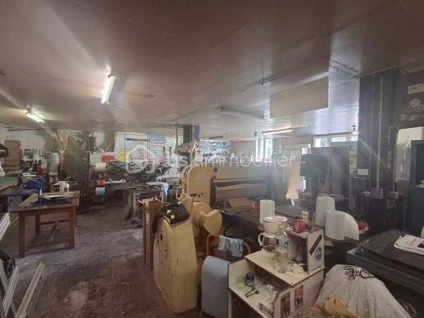 Opportunité idéale pour un investisseur : local commercial en rez-de-chaussée, déjà loué dans le cadre d’un bail commercial 3/6/9 signé en juin 2025.
Le locataire en place assure un loyer de 640 € / mois, offrant une rentabilité brute de 9,61 %.

La copropriété ne prévoyant aucune restriction d’usage, le local permet l’exercice de toute activité commerciale, artisanale ou libérale, garantissant une grande pérennité locative.

Un bien sécurisé, rentable et sans vacance locative : parfait pour un placement patrimonial performant.