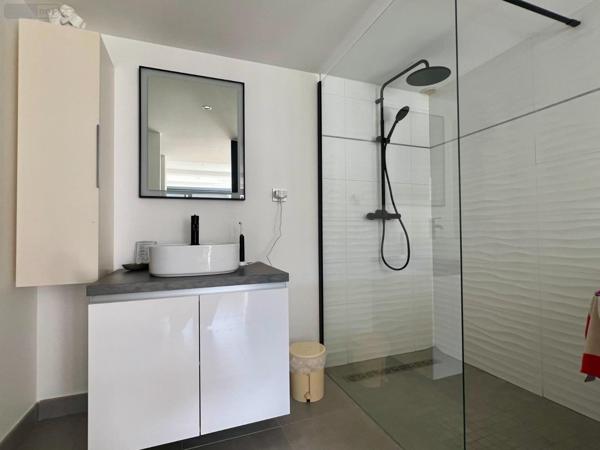 Maison à vendre à Saint-Gilles-les-Bains à la Réunion (97434), ref : MTKU   
Carros