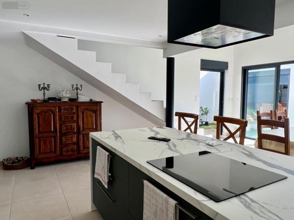 Maison à vendre à Saint-Gilles-les-Bains à la Réunion (97434), ref : MTKU   
Carros