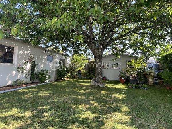 Située sur la commune de Saint-Barthélemy-d'Anjou, à proximité de la Clinique Saint-Léonard et de la voie verte reliant Angers, cette maison de 1958, soigneusement rénovée et entretenue, offre un cadre de vie agréable et fonctionnel.

Au rez-de-chaussée, vous découvrirez une entrée desservant un salon/séjour lumineux, un bureau idéal pour le télétravail, un WC indépendant, une cuisine ainsi qu’une chaufferie.

À l’étage, l’espace nuit se compose de trois chambres et d’une salle d’eau.

À l’extérieur, vous profiterez d’un jardin agréable ainsi que d’un double garage situé en fond de parcelle. Celui-ci est accessible par une impasse privée sécurisée par un portail commun à seulement deux maisons, garantissant tranquillité et praticité.

Une maison idéale pour une famille recherchant le calme tout en restant proche des commodités et des accès vers Angers.
La visite virtuelle est accessible après l'étude de votre dossier, n'hésitez à me contacter.