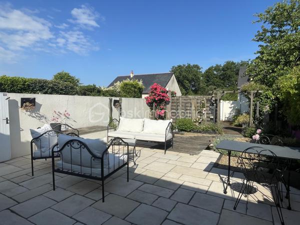 Située sur la commune de Saint-Barthélemy-d'Anjou, à proximité de la Clinique Saint-Léonard et de la voie verte reliant Angers, cette maison de 1958, soigneusement rénovée et entretenue, offre un cadre de vie agréable et fonctionnel.

Au rez-de-chaussée, vous découvrirez une entrée desservant un salon/séjour lumineux, un bureau idéal pour le télétravail, un WC indépendant, une cuisine ainsi qu’une chaufferie.

À l’étage, l’espace nuit se compose de trois chambres et d’une salle d’eau.

À l’extérieur, vous profiterez d’un jardin agréable ainsi que d’un double garage situé en fond de parcelle. Celui-ci est accessible par une impasse privée sécurisée par un portail commun à seulement deux maisons, garantissant tranquillité et praticité.

Une maison idéale pour une famille recherchant le calme tout en restant proche des commodités et des accès vers Angers.
La visite virtuelle est accessible après l'étude de votre dossier, n'hésitez à me contacter.