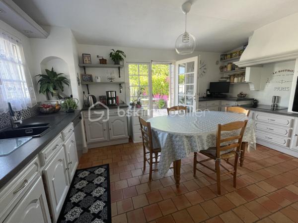 Située sur la commune de Saint-Barthélemy-d'Anjou, à proximité de la Clinique Saint-Léonard et de la voie verte reliant Angers, cette maison de 1958, soigneusement rénovée et entretenue, offre un cadre de vie agréable et fonctionnel.

Au rez-de-chaussée, vous découvrirez une entrée desservant un salon/séjour lumineux, un bureau idéal pour le télétravail, un WC indépendant, une cuisine ainsi qu’une chaufferie.

À l’étage, l’espace nuit se compose de trois chambres et d’une salle d’eau.

À l’extérieur, vous profiterez d’un jardin agréable ainsi que d’un double garage situé en fond de parcelle. Celui-ci est accessible par une impasse privée sécurisée par un portail commun à seulement deux maisons, garantissant tranquillité et praticité.

Une maison idéale pour une famille recherchant le calme tout en restant proche des commodités et des accès vers Angers.
La visite virtuelle est accessible après l'étude de votre dossier, n'hésitez à me contacter.