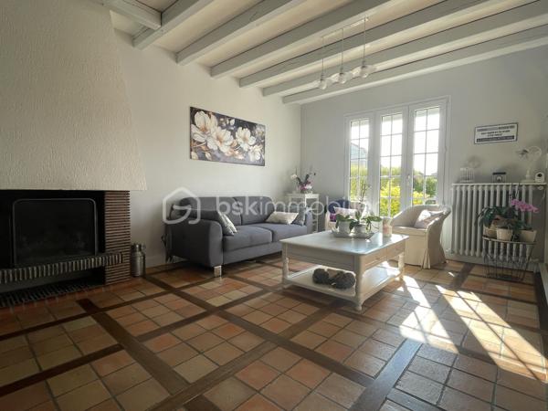 Située sur la commune de Saint-Barthélemy-d'Anjou, à proximité de la Clinique Saint-Léonard et de la voie verte reliant Angers, cette maison de 1958, soigneusement rénovée et entretenue, offre un cadre de vie agréable et fonctionnel.

Au rez-de-chaussée, vous découvrirez une entrée desservant un salon/séjour lumineux, un bureau idéal pour le télétravail, un WC indépendant, une cuisine ainsi qu’une chaufferie.

À l’étage, l’espace nuit se compose de trois chambres et d’une salle d’eau.

À l’extérieur, vous profiterez d’un jardin agréable ainsi que d’un double garage situé en fond de parcelle. Celui-ci est accessible par une impasse privée sécurisée par un portail commun à seulement deux maisons, garantissant tranquillité et praticité.

Une maison idéale pour une famille recherchant le calme tout en restant proche des commodités et des accès vers Angers.
La visite virtuelle est accessible après l'étude de votre dossier, n'hésitez à me contacter.