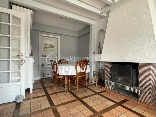 Située sur la commune de Saint-Barthélemy-d'Anjou, à proximité de la Clinique Saint-Léonard et de la voie verte reliant Angers, cette maison de 1958, soigneusement rénovée et entretenue, offre un cadre de vie agréable et fonctionnel.

Au rez-de-chaussée, vous découvrirez une entrée desservant un salon/séjour lumineux, un bureau idéal pour le télétravail, un WC indépendant, une cuisine ainsi qu’une chaufferie.

À l’étage, l’espace nuit se compose de trois chambres et d’une salle d’eau.

À l’extérieur, vous profiterez d’un jardin agréable ainsi que d’un double garage situé en fond de parcelle. Celui-ci est accessible par une impasse privée sécurisée par un portail commun à seulement deux maisons, garantissant tranquillité et praticité.

Une maison idéale pour une famille recherchant le calme tout en restant proche des commodités et des accès vers Angers.
La visite virtuelle est accessible après l'étude de votre dossier, n'hésitez à me contacter.