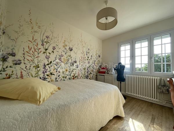 Située sur la commune de Saint-Barthélemy-d'Anjou, à proximité de la Clinique Saint-Léonard et de la voie verte reliant Angers, cette maison de 1958, soigneusement rénovée et entretenue, offre un cadre de vie agréable et fonctionnel.

Au rez-de-chaussée, vous découvrirez une entrée desservant un salon/séjour lumineux, un bureau idéal pour le télétravail, un WC indépendant, une cuisine ainsi qu’une chaufferie.

À l’étage, l’espace nuit se compose de trois chambres et d’une salle d’eau.

À l’extérieur, vous profiterez d’un jardin agréable ainsi que d’un double garage situé en fond de parcelle. Celui-ci est accessible par une impasse privée sécurisée par un portail commun à seulement deux maisons, garantissant tranquillité et praticité.

Une maison idéale pour une famille recherchant le calme tout en restant proche des commodités et des accès vers Angers.
La visite virtuelle est accessible après l'étude de votre dossier, n'hésitez à me contacter.