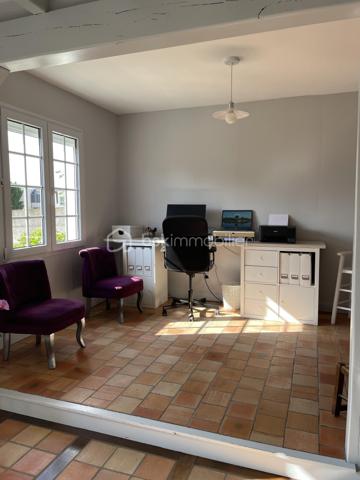 Située sur la commune de Saint-Barthélemy-d'Anjou, à proximité de la Clinique Saint-Léonard et de la voie verte reliant Angers, cette maison de 1958, soigneusement rénovée et entretenue, offre un cadre de vie agréable et fonctionnel.

Au rez-de-chaussée, vous découvrirez une entrée desservant un salon/séjour lumineux, un bureau idéal pour le télétravail, un WC indépendant, une cuisine ainsi qu’une chaufferie.

À l’étage, l’espace nuit se compose de trois chambres et d’une salle d’eau.

À l’extérieur, vous profiterez d’un jardin agréable ainsi que d’un double garage situé en fond de parcelle. Celui-ci est accessible par une impasse privée sécurisée par un portail commun à seulement deux maisons, garantissant tranquillité et praticité.

Une maison idéale pour une famille recherchant le calme tout en restant proche des commodités et des accès vers Angers.
La visite virtuelle est accessible après l'étude de votre dossier, n'hésitez à me contacter.