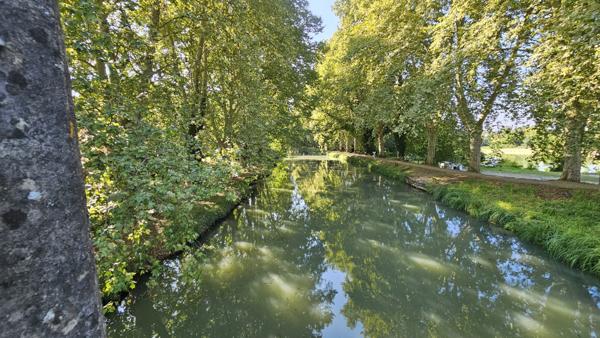 Le Mas-d'Agenais (47430) Belle demeure en bordure de canal