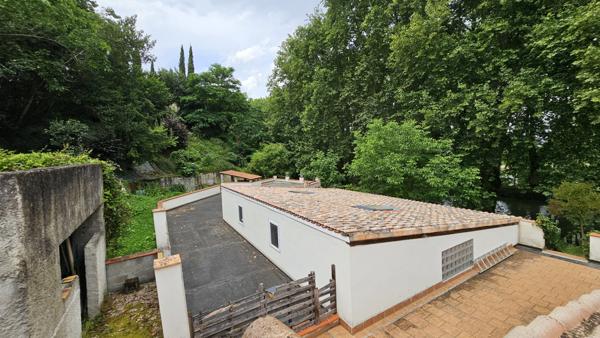 Le Mas-d'Agenais (47430) Belle demeure en bordure de canal
