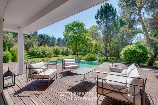 Lignes contemporaines entre forêt et océan