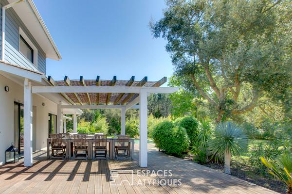 Lignes contemporaines entre forêt et océan