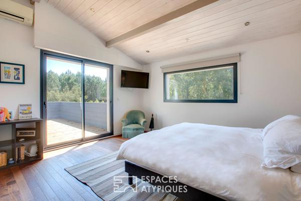 Lignes contemporaines entre forêt et océan