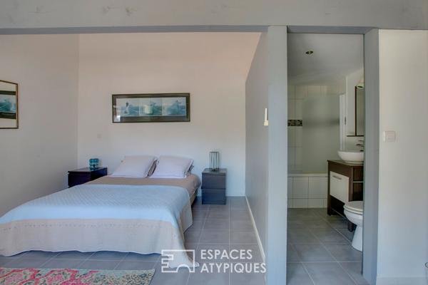 Lignes contemporaines entre forêt et océan