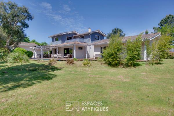 Lignes contemporaines entre forêt et océan