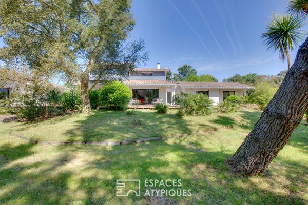 Lignes contemporaines entre forêt et océan