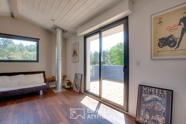 Lignes contemporaines entre forêt et océan