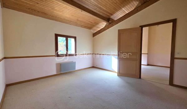 BSKIMMOBILIER – VALERIE BARBIERI vous présente à la vente, 
Une magnifique maison de charme des années 80, nichée au cœur d’un secteur paisible et très prisé du village médiéval des Arcs-sur-Argens.
Édifiée sur un vaste terrain en zone naturelle entièrement clôturé d'environ 7000m², cette propriété séduira les amoureux de nature, de sérénité et de beaux espaces. Un lieu rare, authentique, à façonner selon vos envies !
🏡 Une maison de 176 m² au potentiel exceptionnel construite avec soin et offrant de beaux volumes, elle se compose comme suit:
Au rez-de-chaussée : Trois chambres généreuses, Une salle d’eau avec WC, Une cuisine indépendante attenante au garage, Un vaste salon/salle à manger baigné de lumière donnant sur l’extérieur.
À l’étage : Un palier desservant deux chambres en enfilade, Une seconde salle d’eau avec WC.
⭐ Atouts majeurs du bien : Sous-sol avec cave, Carport, Menuiseries bois double vitrage, toiture contrôlée en 2018, crépi refait la même année, Belle qualité de construction.
Le +, Possibilité d’agrandissement, création de piscine, Pool-house, …
🌿 Un environnement préservé et rare!
✨ Une opportunité unique pour ceux qui cherchent le charme, l’espace et la nature réunis !
Mon avis : Cette maison offre un cadre de vie privilégié, parfaitement au calme, avec un énorme potentiel de rénovation et d’aménagement. Un véritable havre de paix à personnaliser, idéal pour une famille, une résidence secondaire ou un projet de vie au vert.

📞 N’hésitez pas à me contacter pour davantage d’informations ou organiser une visite.
Visites possibles tous les jours, week-end et jours fériés.